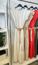 Kép betöltése a galériamegjelenítőbe: 24609 MANGÓ fodros vászon maxi ruha övvel
