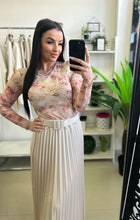 Kép betöltése a galériamegjelenítőbe: 18123 VIRÁG MINTÁS necc felső
