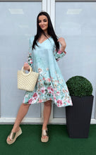 Kép betöltése a galériamegjelenítőbe: 10659 VIRÁG mintás V nyakú ruha
