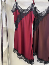 Kép betöltése a galériamegjelenítőbe: 4779 ALEXA csipkés szatén ruha
