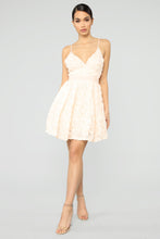 Kép betöltése a galériamegjelenítőbe: 11086 BELLA csipkés miniruha
