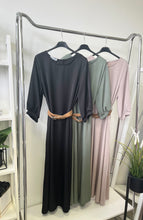 Kép betöltése a galériamegjelenítőbe: 3707 DONNA szaténselyem hatású öves ruha
