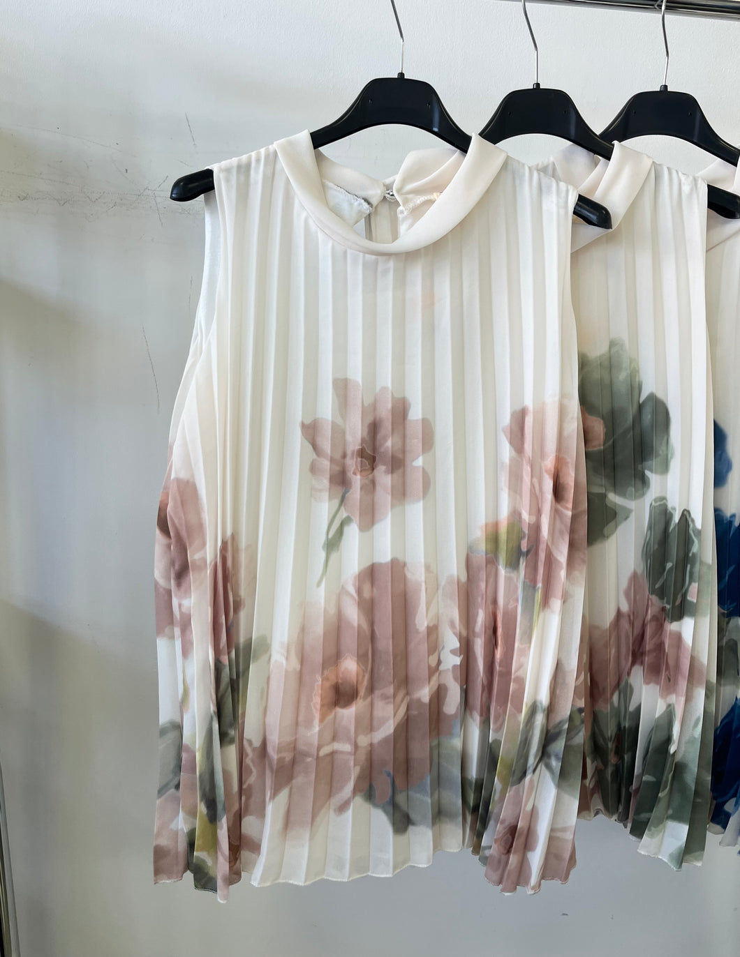 6621 DIA  virág mintás pliszírozott felső