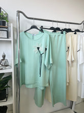 Kép betöltése a galériamegjelenítőbe: 6338-1052 LISSA szett virág dísszel
