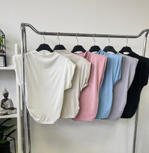 Kép betöltése a galériamegjelenítőbe: 36896 RIKKY oldalt húzott felső válltöméssel
