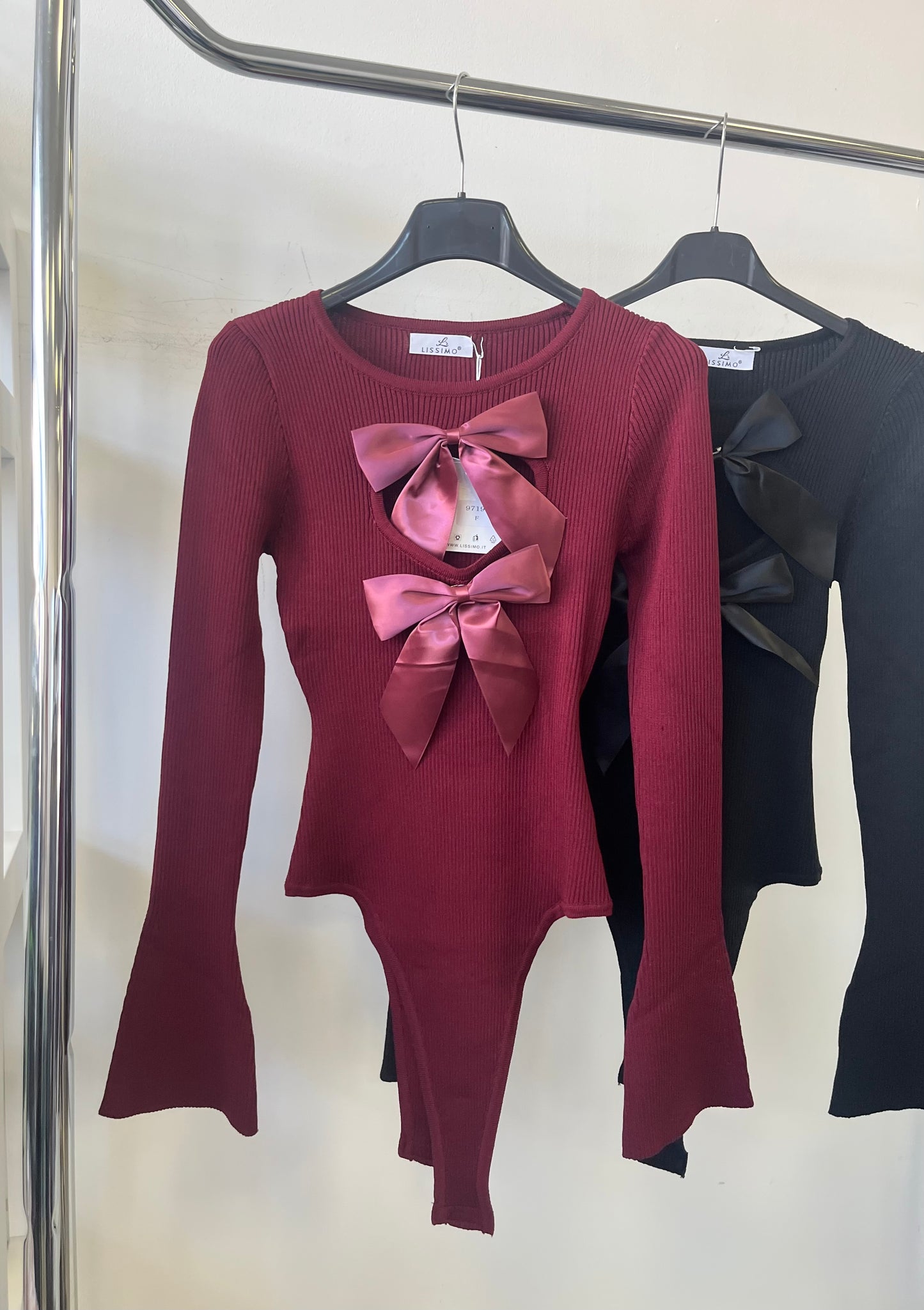 9719 CLOE bordás body szatén levehető masni brossal