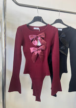 Kép betöltése a galériamegjelenítőbe: 9719 CLOE bordás body szatén levehető masni brossal
