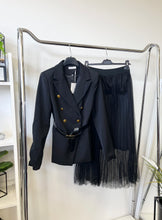 Kép betöltése a galériamegjelenítőbe: 5022 RITA blézer +szoknya szett övvel
