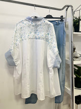 Kép betöltése a galériamegjelenítőbe: 5082 DIA oversize vászon ing horgolt betéttel
