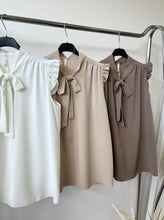 Kép betöltése a galériamegjelenítőbe: 88955 HANNA ujjatlan masnis blúz
