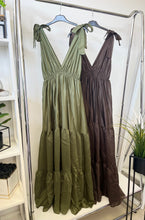 Kép betöltése a galériamegjelenítőbe: 4359 HELGA vállán masnis műselyem ruha
