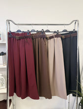 Kép betöltése a galériamegjelenítőbe: 52159 MAYA bőszárú nadrág övvel
