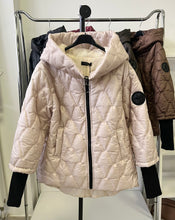 Kép betöltése a galériamegjelenítőbe: 88897 ZOÉ passzés ujjú steppelt kabát
