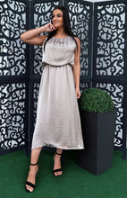 Kép betöltése a galériamegjelenítőbe: 12185 BRIELLE szatén ruha
