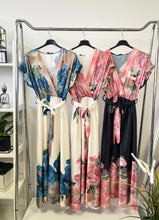 Kép betöltése a galériamegjelenítőbe: 18825 MIRA virágos szatén ruha
