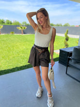 Kép betöltése a galériamegjelenítőbe: 7962 LINA gumis derekú vászon sort övvel
