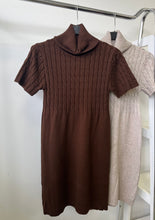 Kép betöltése a galériamegjelenítőbe: 8113 LILI fonott mintás rövid ujjú kötött ruha
