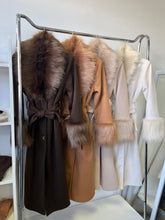 Kép betöltése a galériamegjelenítőbe: 90412 TAMARA szövetkabát műszőrmével
