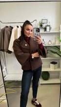 Kép betöltése a galériamegjelenítőbe: 8159 MAISON kabát brossal
