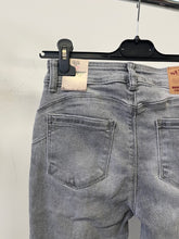 Kép betöltése a galériamegjelenítőbe: 2008-10 SZÜRKE push up farmernadrág
