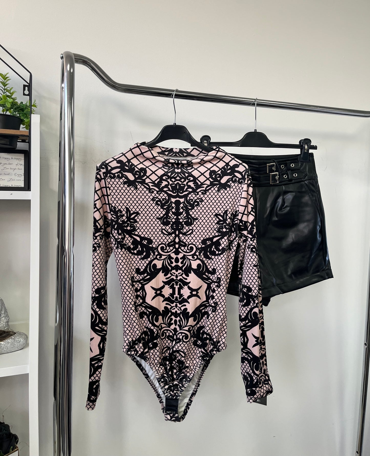 10585 PLÜSS mintás body