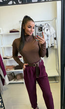 Kép betöltése a galériamegjelenítőbe: 7395 LILLA öves gombos szárú nadrág
