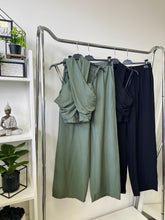 Kép betöltése a galériamegjelenítőbe: 27098 CARA nyakba kötős vászon szett
