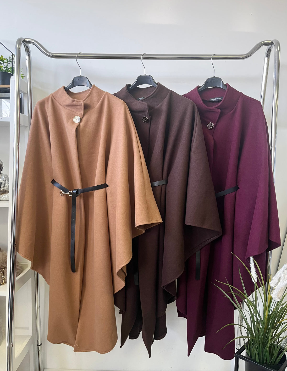 26388 AMORA elegáns hosszú poncsó övvel