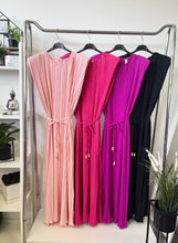 Kép betöltése a galériamegjelenítőbe: 57360 DORINA pliszírozott ruha
