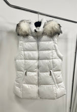 Kép betöltése a galériamegjelenítőbe: 027 FEHÉR steppelt mellény
