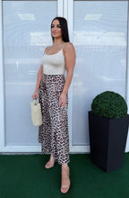 Kép betöltése a galériamegjelenítőbe: 4359 MINERVA leopard  EXTRA bőszárú szatén nadrág
