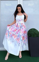 Kép betöltése a galériamegjelenítőbe: 4151 JÁCINT virágos öves hosszú ruha
