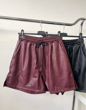 Kép betöltése a galériamegjelenítőbe: 98378 SINDY műbőr sort
