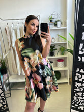 Kép betöltése a galériamegjelenítőbe: 18823 VIRGINIA virágos szatėn ruha
