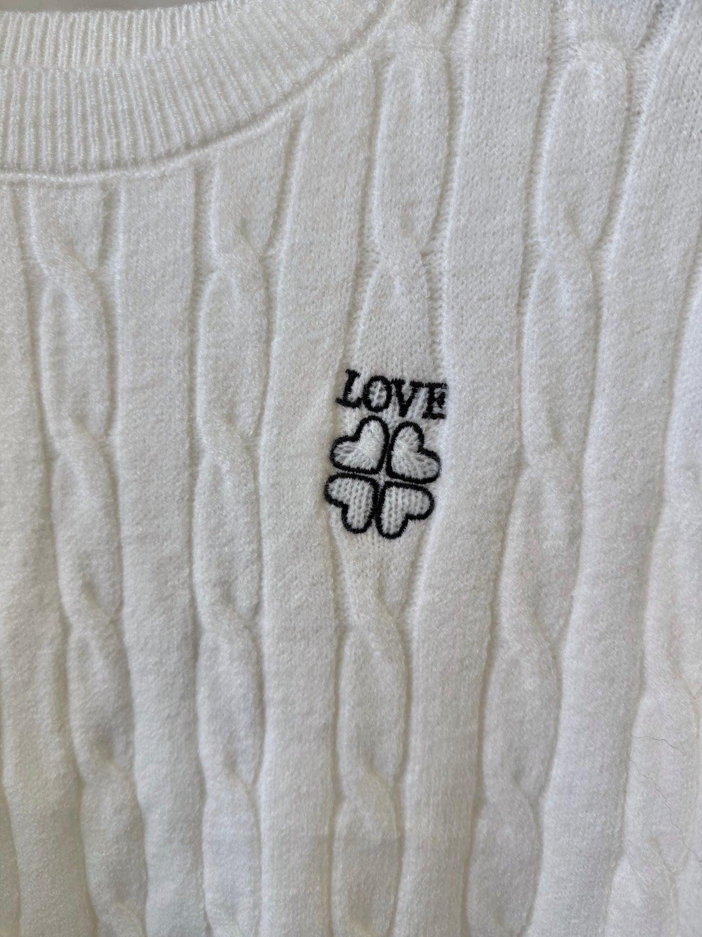 85743 LOVE hímzésű kötött rövid ujjú pulóver