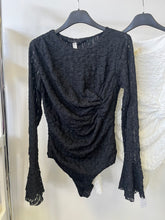 Kép betöltése a galériamegjelenítőbe: 354 MIRJAM csavart csipke tölcsér ujjú csipke body
