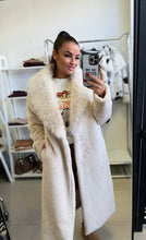 Kép betöltése a galériamegjelenítőbe: 230121 HELENA műszőrme bunda
