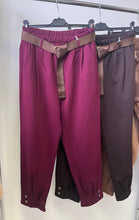 Kép betöltése a galériamegjelenítőbe: 7395 LILLA öves gombos szárú nadrág
