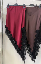 Kép betöltése a galériamegjelenítőbe: 4791 FLORA féloldalas csipke szatén szoknya
