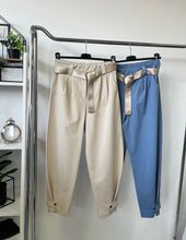 Kép betöltése a galériamegjelenítőbe: 7048/52693 HAILEY gombos szárú nadrág
