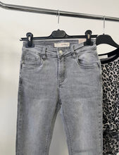 Kép betöltése a galériamegjelenítőbe: 2008-10 SZÜRKE push up farmernadrág
