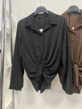 Kép betöltése a galériamegjelenítőbe: 7988 STRASSZOS GIGI szatén blúz
