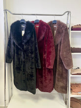 Kép betöltése a galériamegjelenítőbe: 230121 HELENA műszőrme bunda
