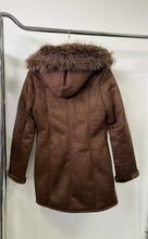 Kép betöltése a galériamegjelenítőbe: 8879 EVELYN camel műirha téli kabát
