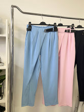 Kép betöltése a galériamegjelenítőbe: 90342 IRIS átlapolt nadrág övvel
