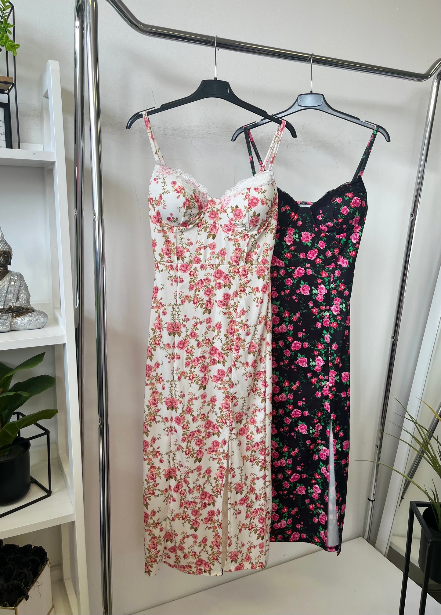 33106 ROXANA apró rózsás midi sztreccs ruha