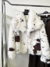 Kép betöltése a galériamegjelenítőbe: 87026 BRIE fehér-barna foltos műszőr bunda
