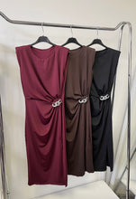 Kép betöltése a galériamegjelenítőbe: 43133 ZIA alkalmi ruha válltöméssel
