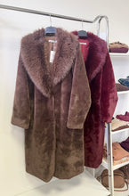 Kép betöltése a galériamegjelenítőbe: 230121 HELENA műszőrme bunda
