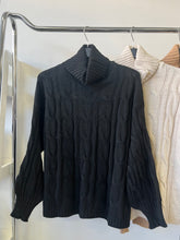 Kép betöltése a galériamegjelenítőbe: 1966 MARTINA fonott mintás kötött pulóver
